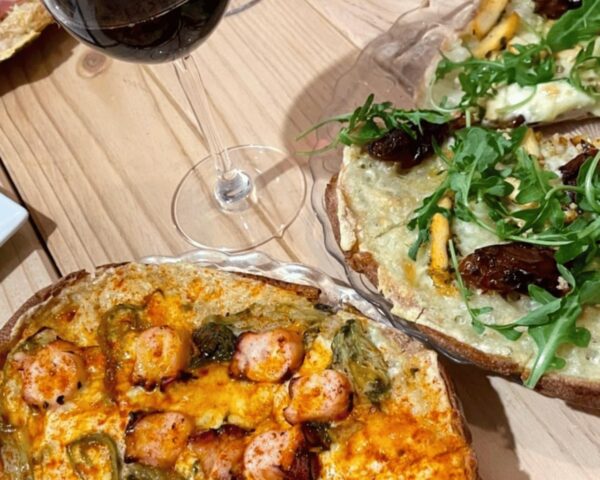 Pizza con pulpo y rúcula